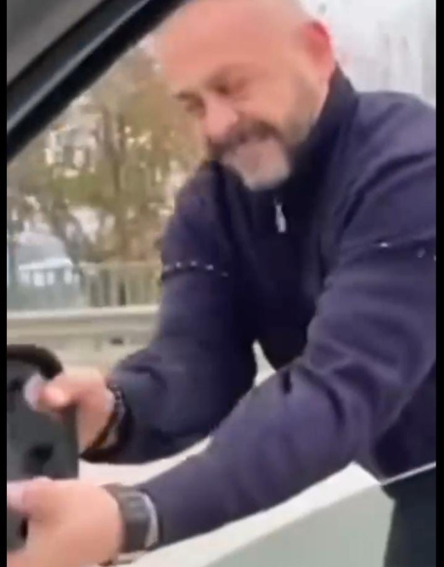 Meclis üyesini sıkıştırıp, aracı yumrukladı… O anlar kamerada