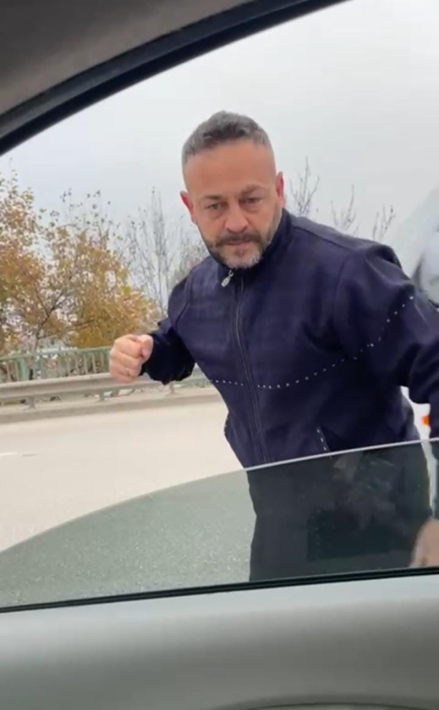 Meclis üyesini sıkıştırıp, aracı yumrukladı… O anlar kamerada