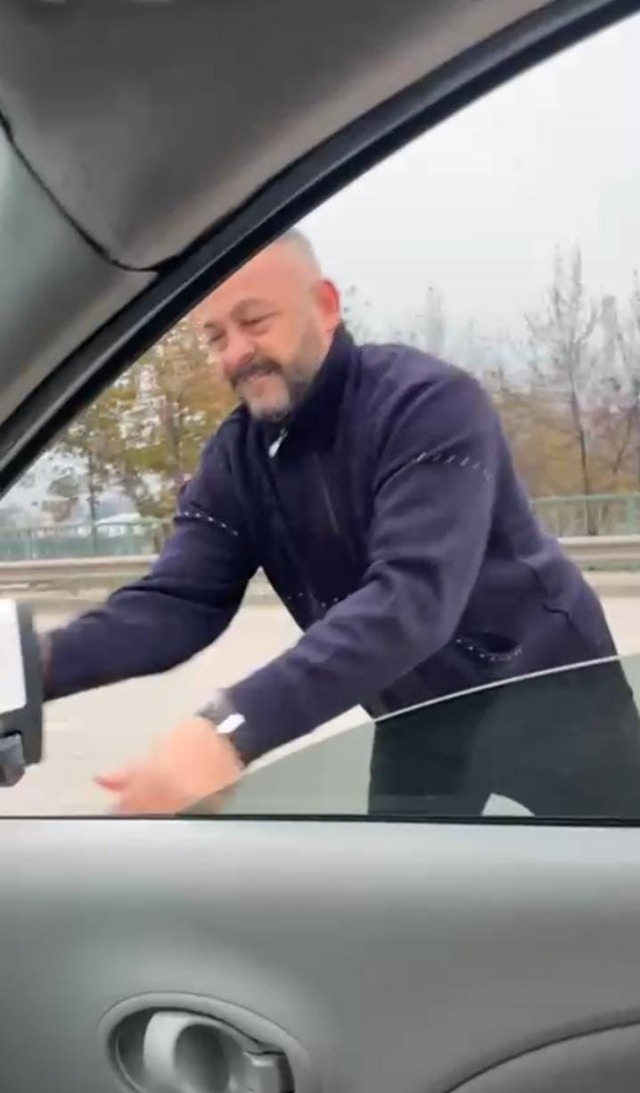 Meclis üyesini sıkıştırıp, aracı yumrukladı… O anlar kamerada