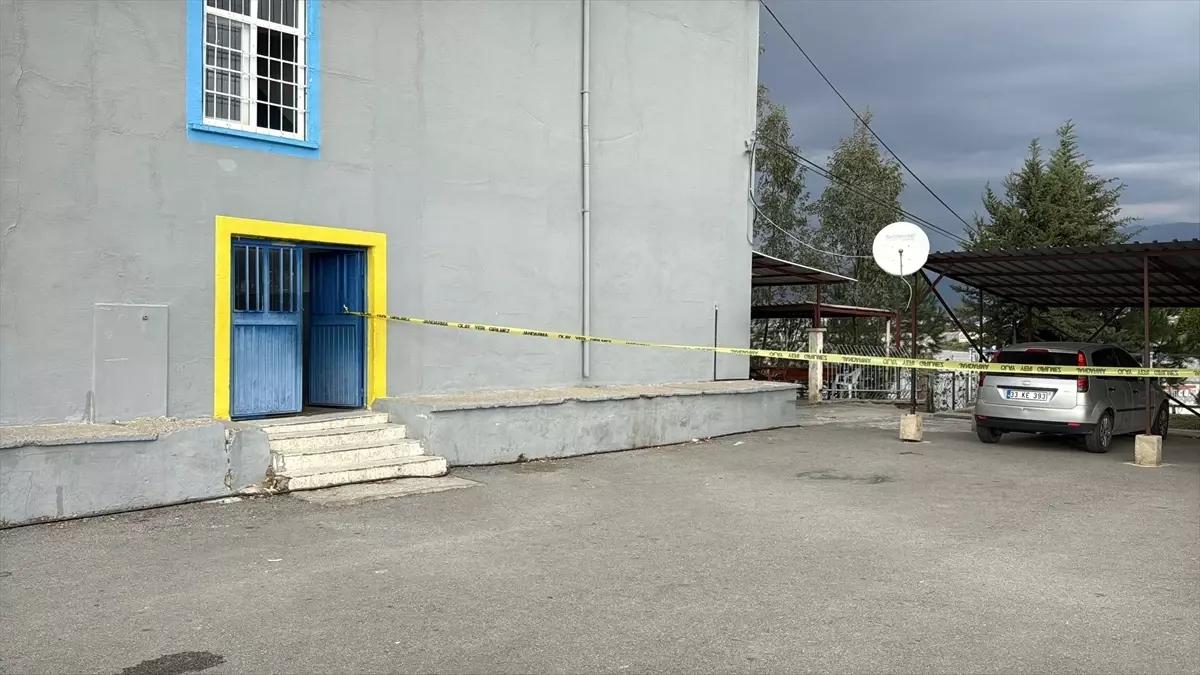 Anamur\'da Öğrenci Tüfekle Müdürü Yaraladı