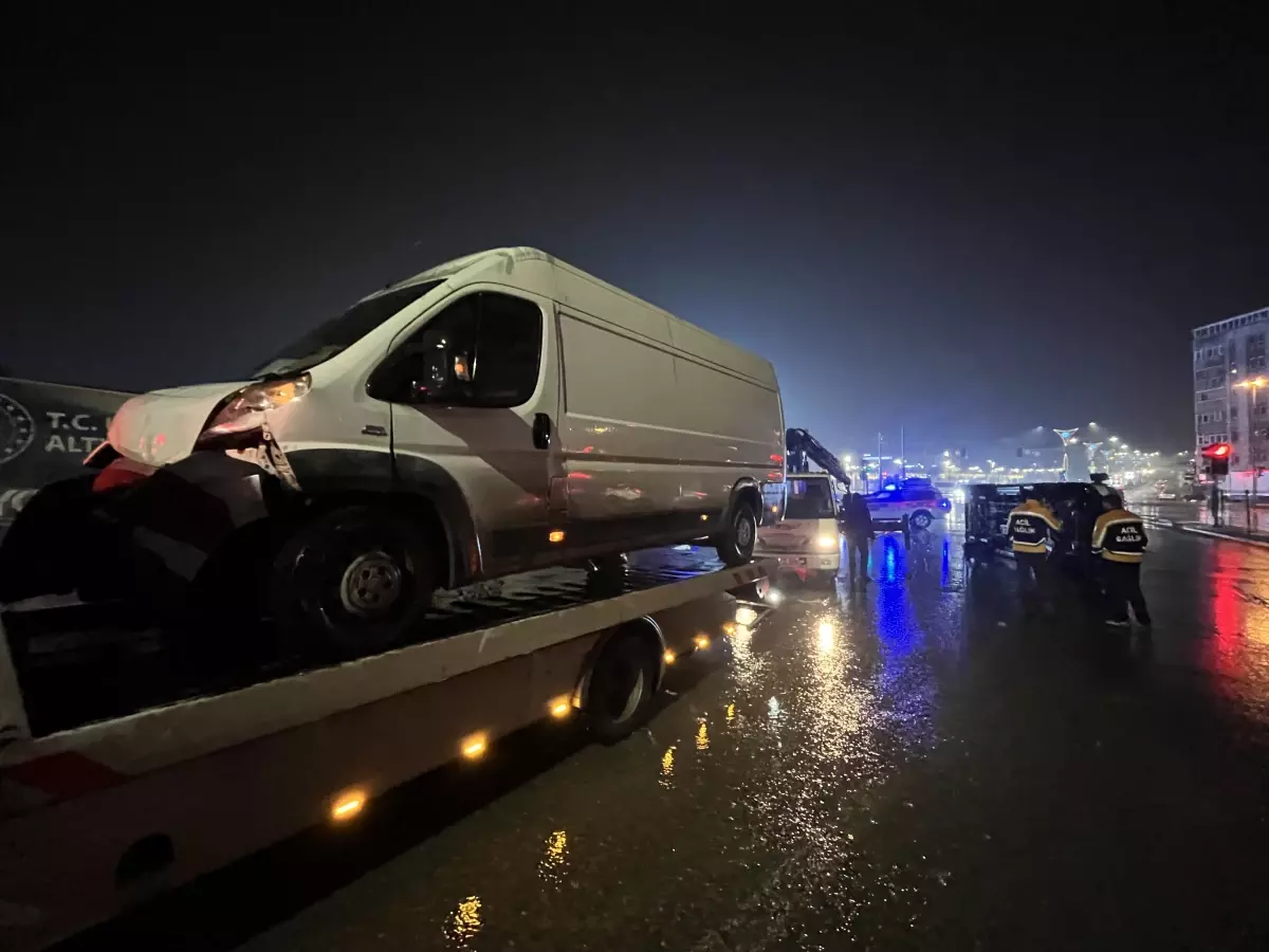 Kocaeli\'de Ambulans Minibüsle Çarpıştı