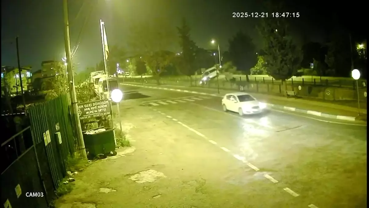 Gemlik\'te Minibüs Dereye Uçtu