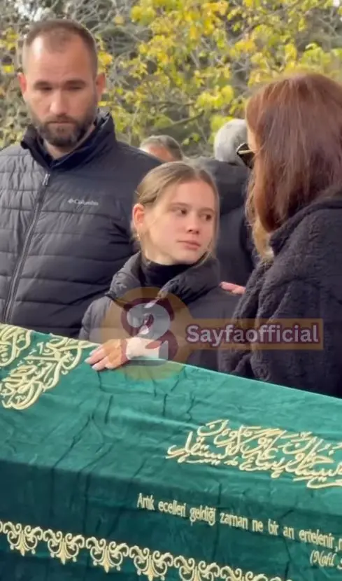 Pınar Altuğ'un o hareketi gözlerden kaçmadı! Cenazede tepki çeken görüntüler