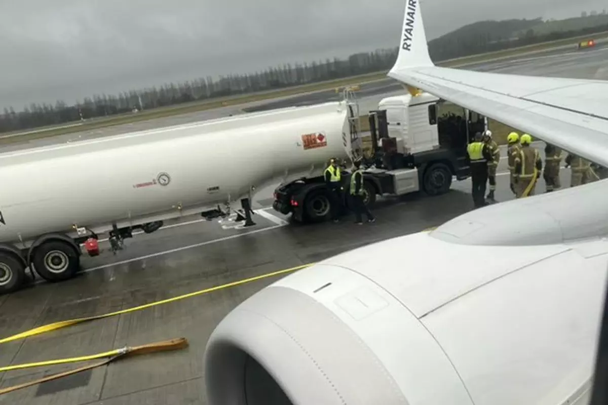 Ryanair uçağında korku dolu anlar, yakıt tankeri ile çarpıştı