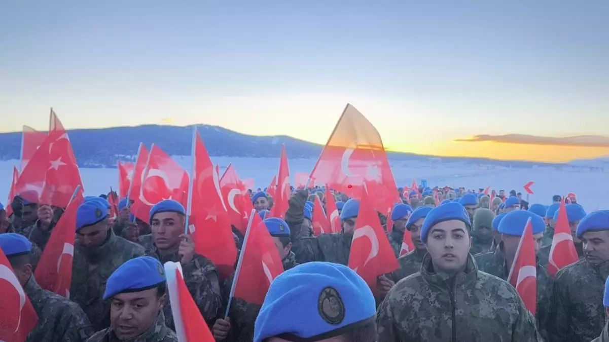 Sarıkamış\'ta öğrenciler eksi 10 derecede saygı nöbeti tuttu