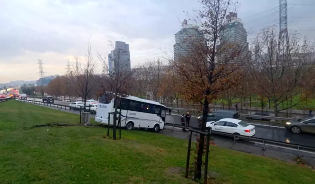 Esenyurt\'ta Servis Minibüsü Kaza Yaptı