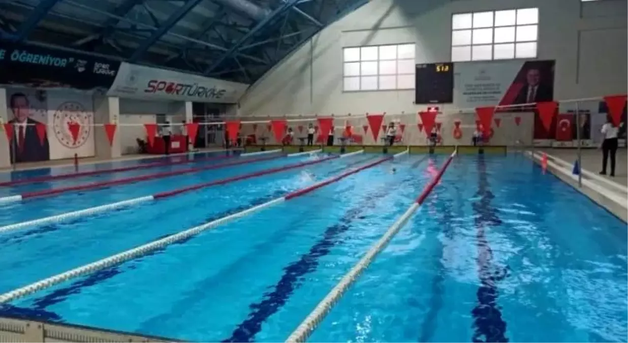 Sinop\'ta Minik Yüzücüler Yarıştı