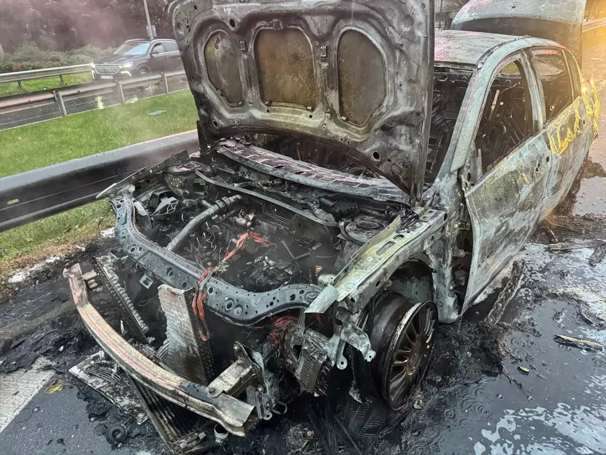 Şişli\'de Otomobil Yangını Trafiği Felç Etti