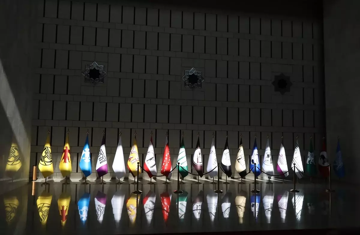 Suriye\'de Geçmiş Medeniyetlerin Bayrakları Sergilendi