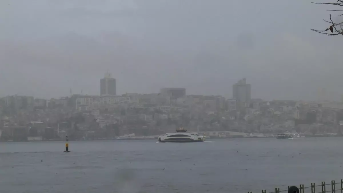 İstanbul\'da Yağmur ve Sis Etkili