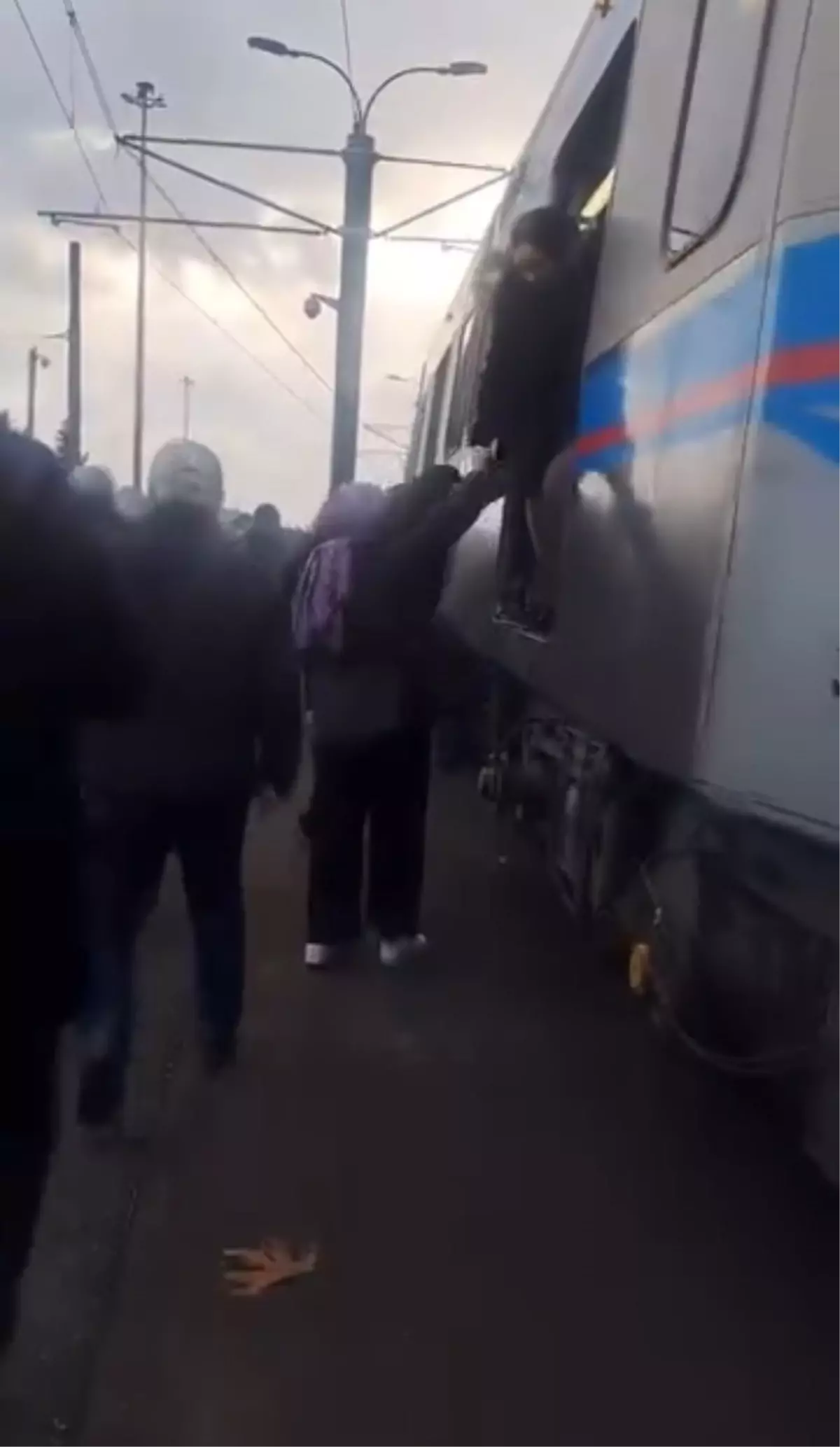 Topkapı\'da tramvay raydan çıktı; yolcular tahliye edildi