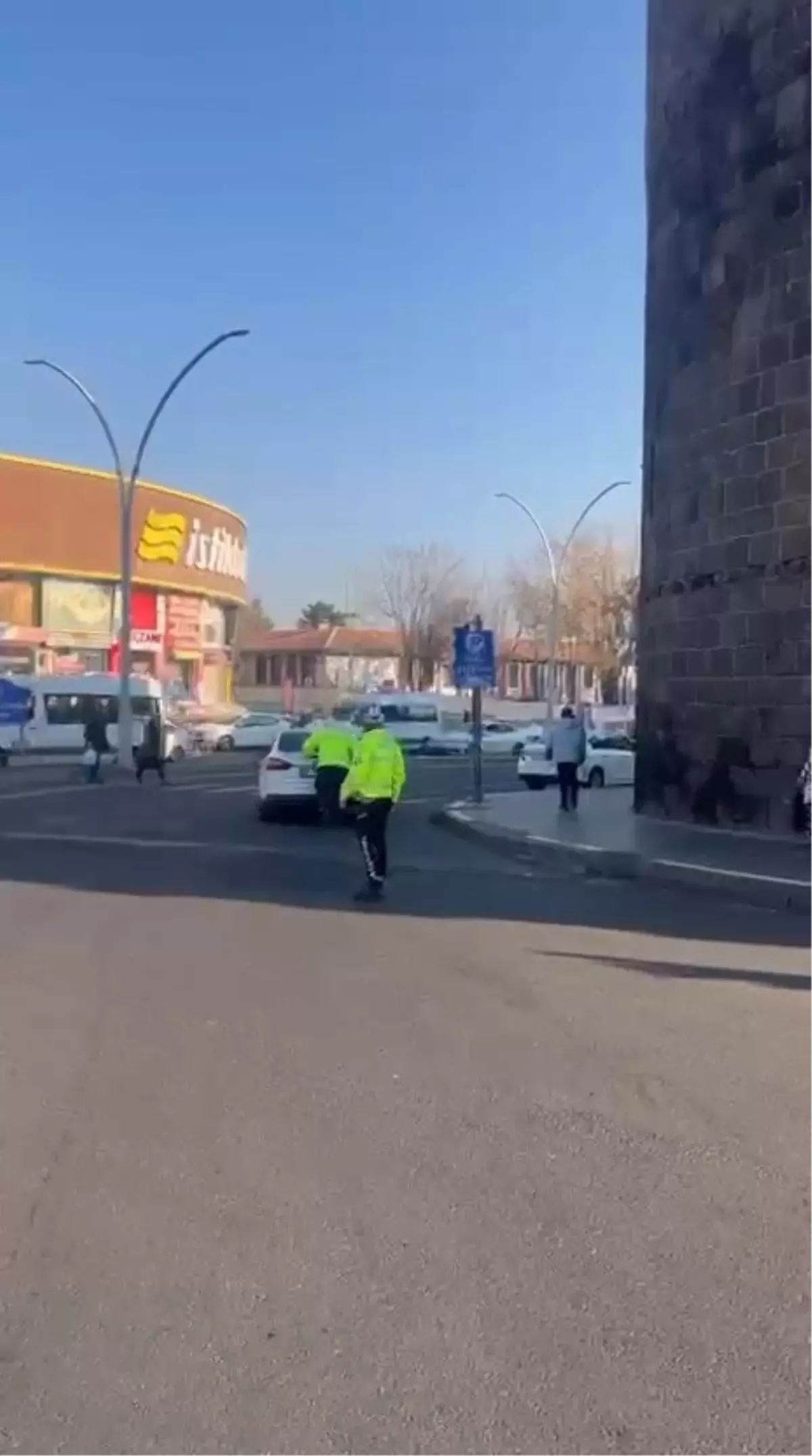 Diyarbakır\'da Trafik Polisi Yardım Etti