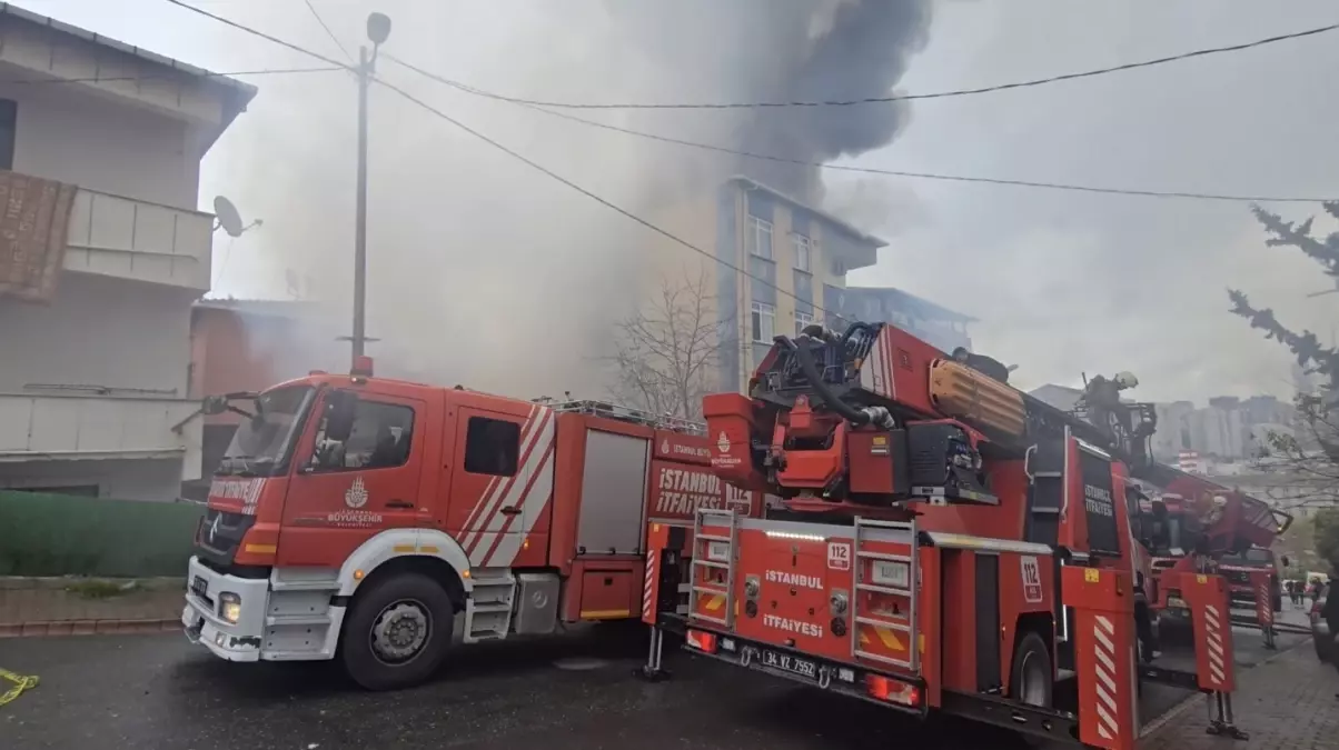 Ümraniye\'de Yangın: 2 Yaralı