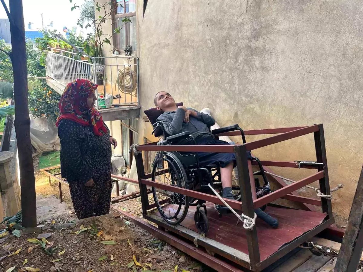 Tunahan\'ın Hayatını Kolaylaştıran Asansör