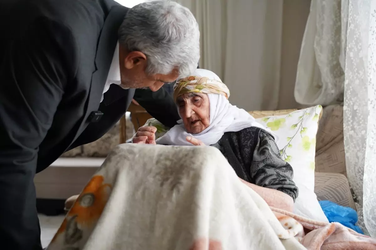 105 yaşındaki Hanım Orman, AK Parti\'ye üye oldu