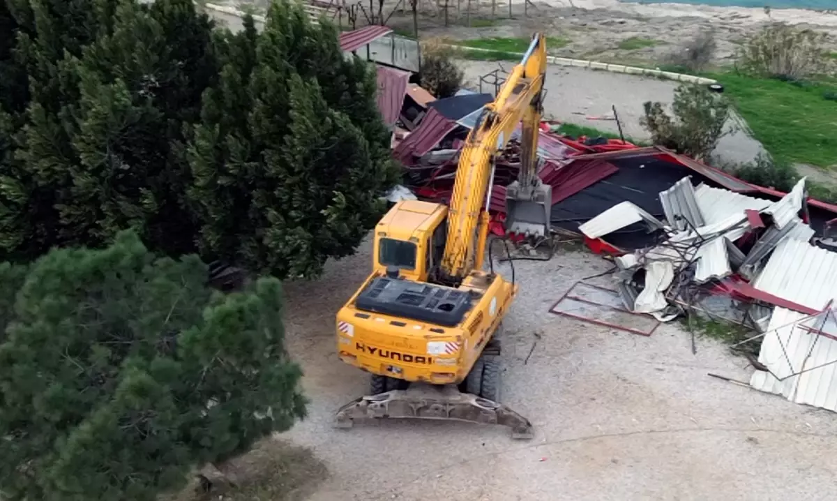 Menderes Adası\'nda Yıkım Süreci Başladı