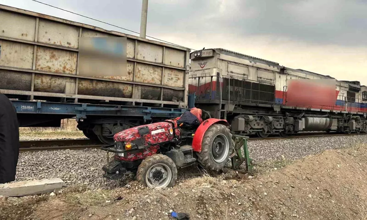 Traktöre Tren Çarptı, Sürücü Yaralandı