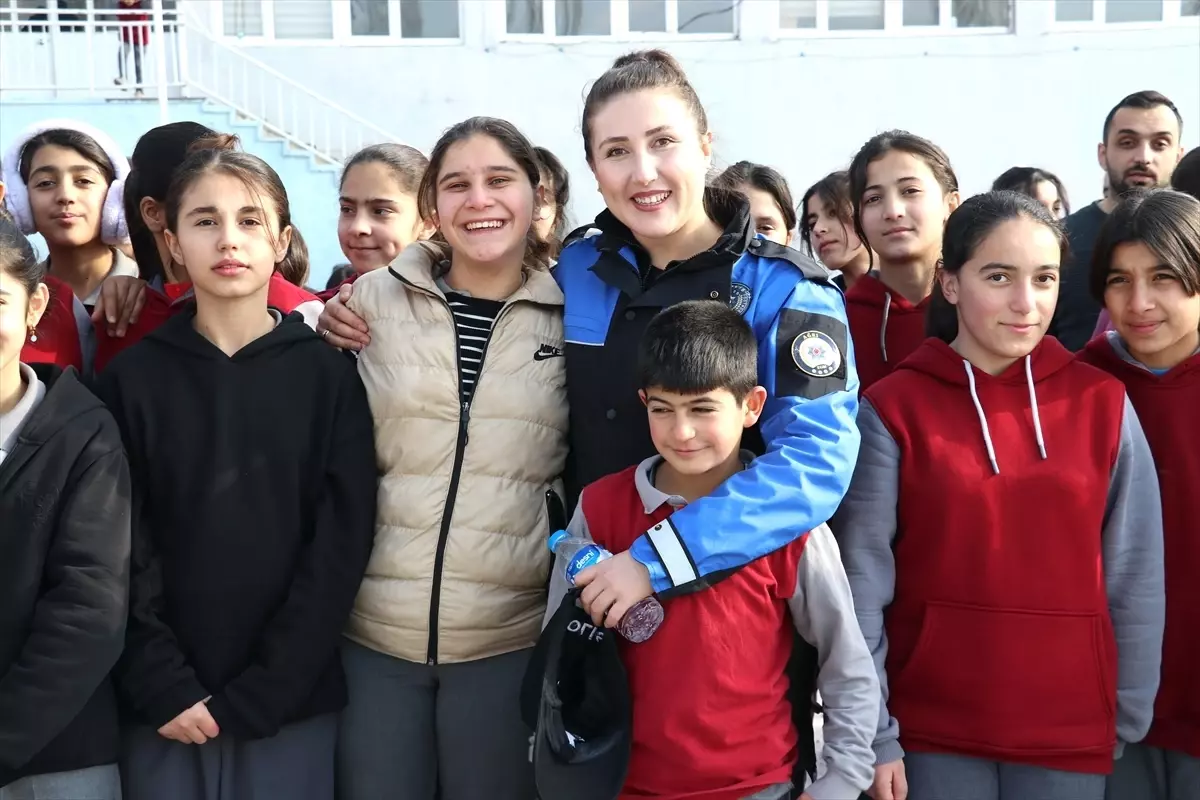 Polislerden Köy Çocuklarına Kış Ayakkabısı