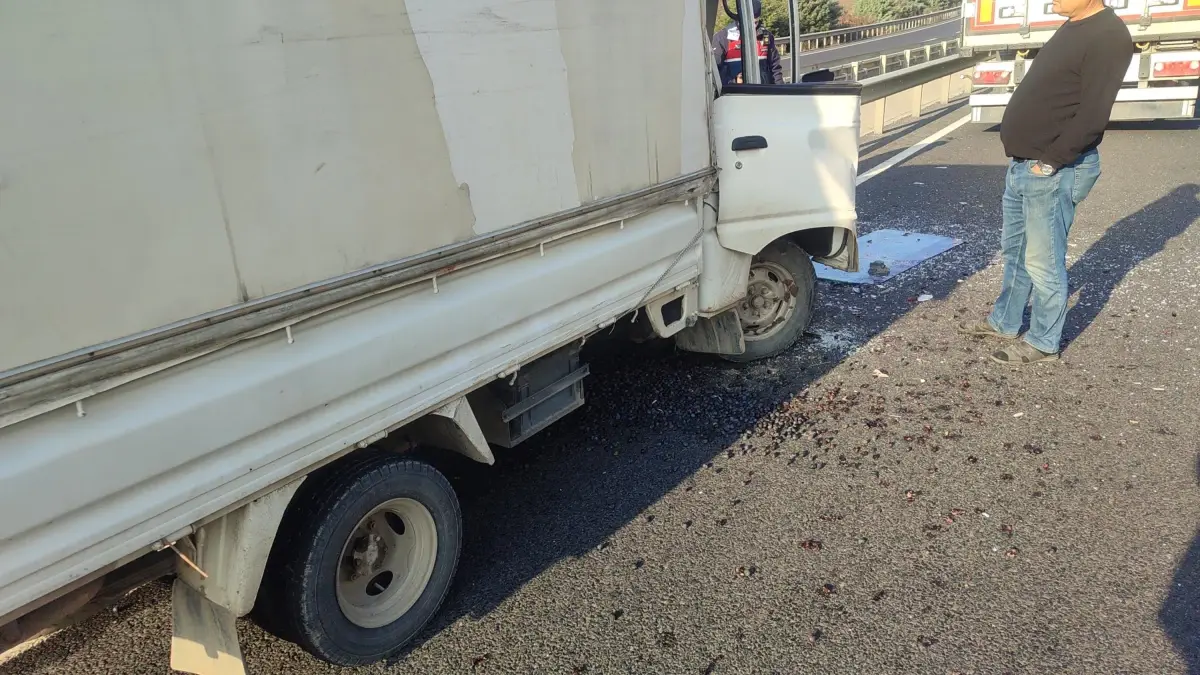 Kırkağaç\'ta Kamyonet TIR\'a Çarptı: 1 Yaralı