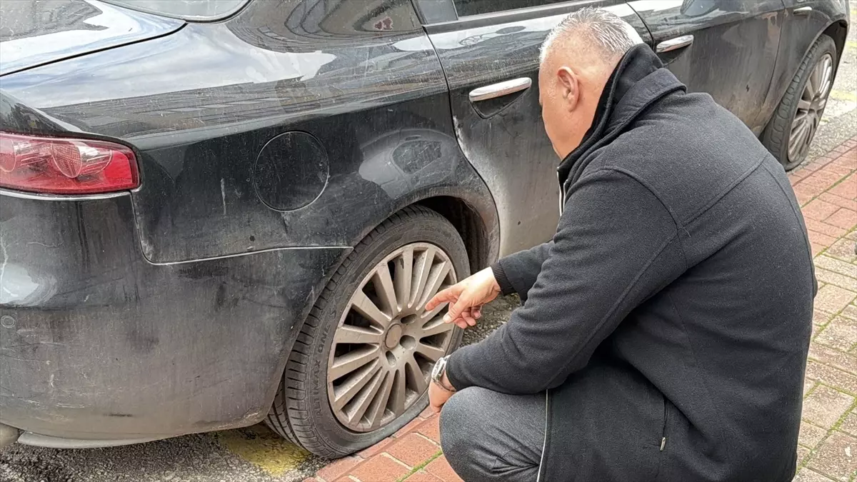 Alanya\'da yaklaşık 20 aracın lastiklerinin kesilmesi güvenlik kamerasında