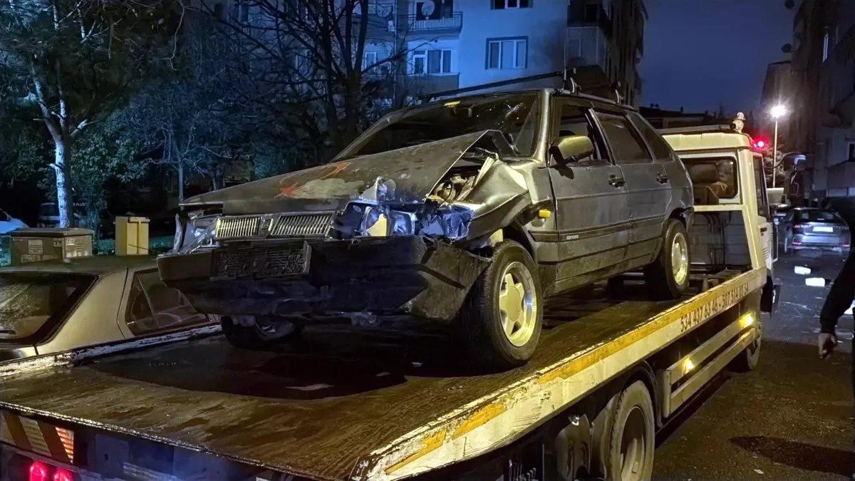 Alkollü sürücünün otomobille park halindeki araçlara çarptığı kaza kamerada