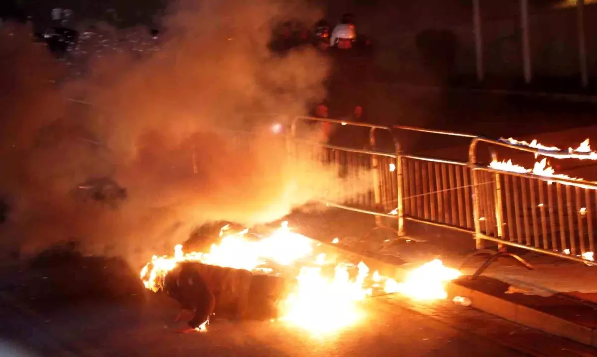 Tiran\'da Yolsuzluk Protestoları