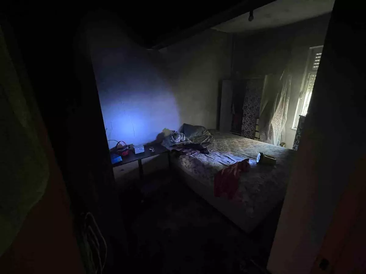 Ayvalık\'ta Yangın: Bir Ev Kül Oldu