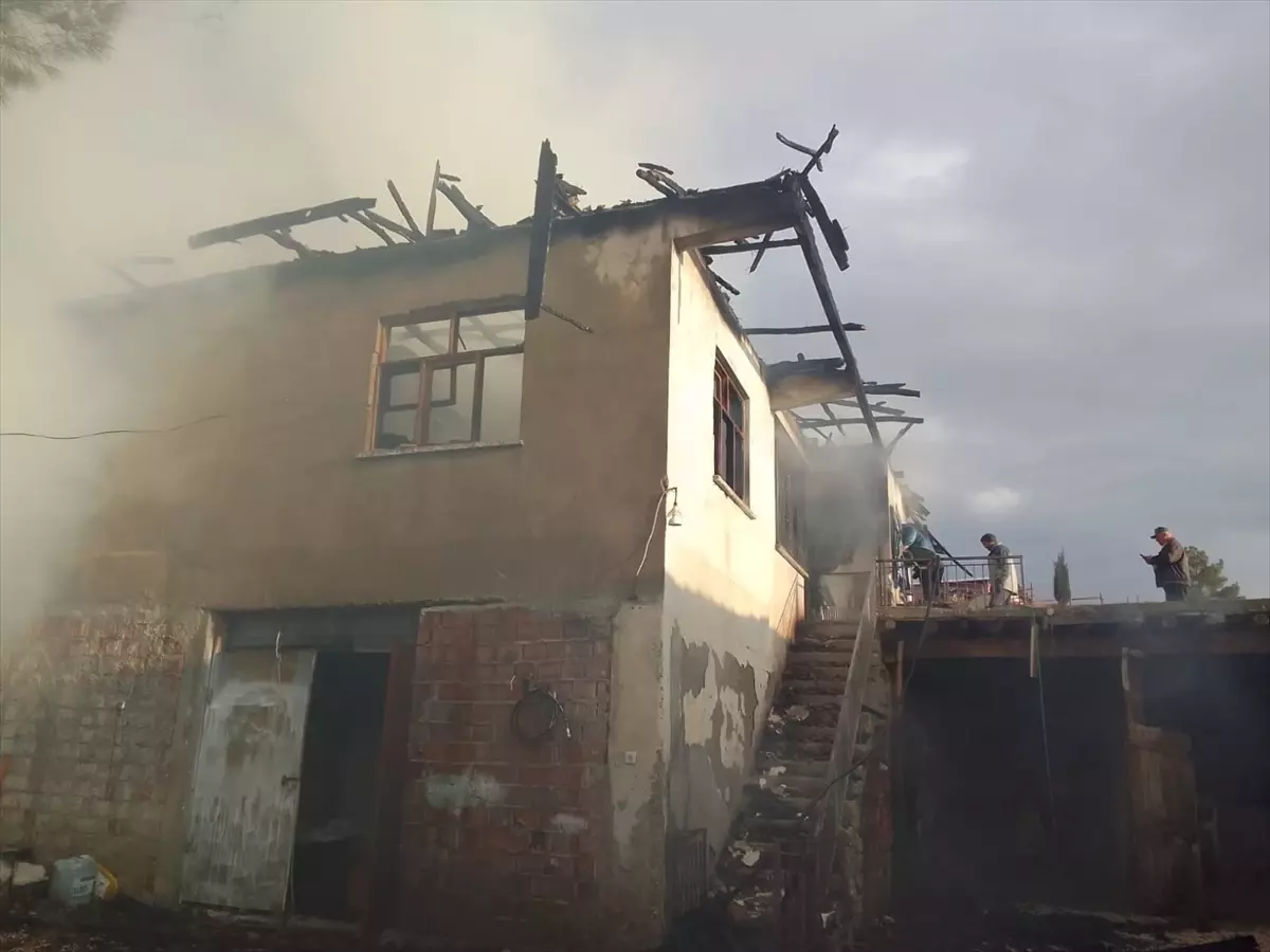 Burdur\'da Ev Yangını Söndürüldü