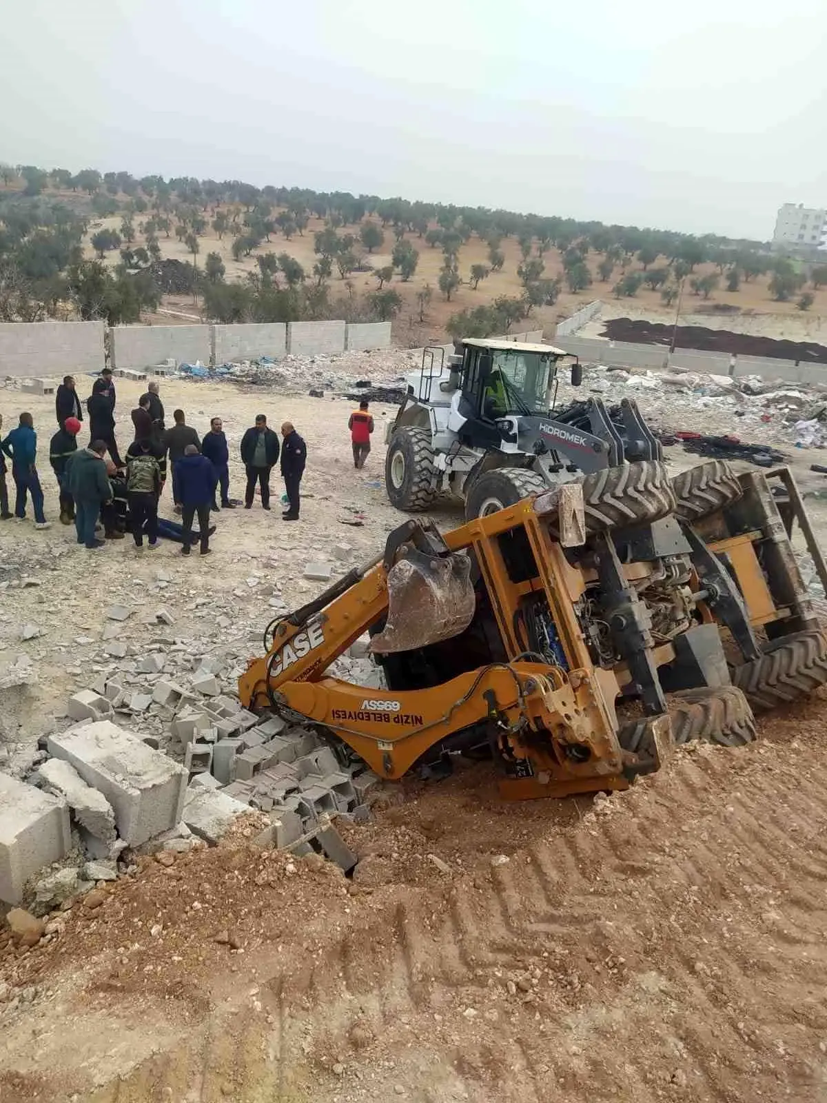 Çalışma sırasında yol çöktü, devrilen kepçenin operatörü yaralandı