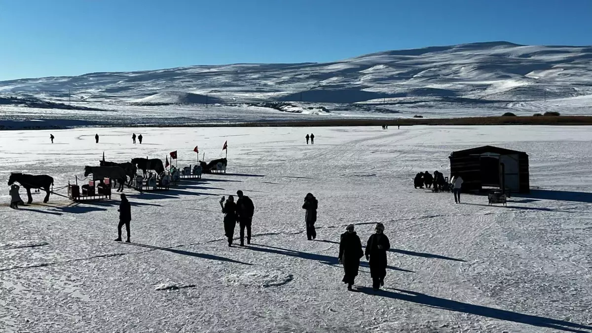 Çıldır Gölü\'nde Kızak ve Buz Pateni Keyfi