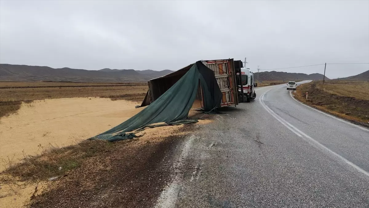 Çorum\'da Tır Devrildi, Sürücü Yaralandı