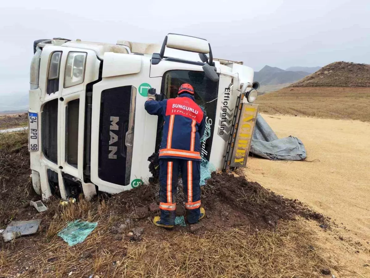 Çorum\'da devrilen tırın sürücüsü yaralandı