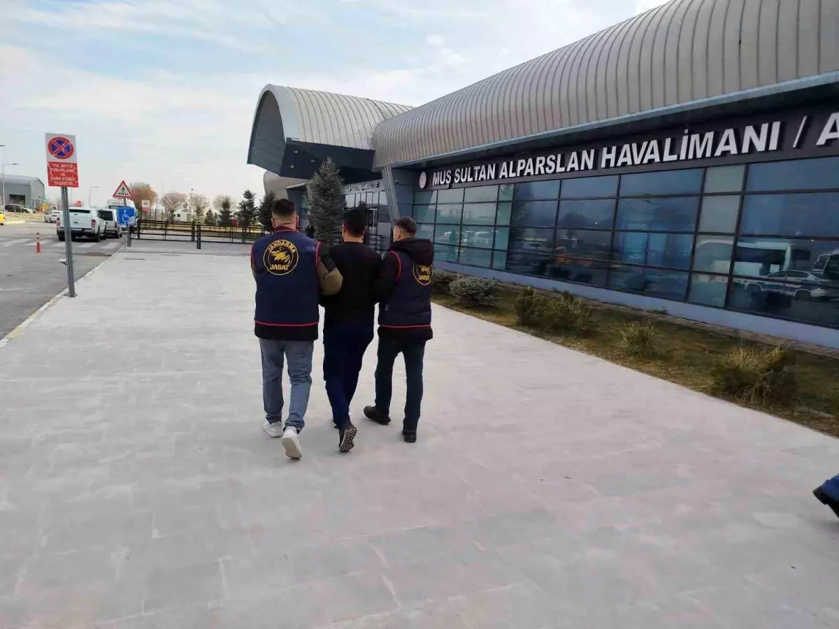 Dolandırıcı Havalimanında Yakalandı