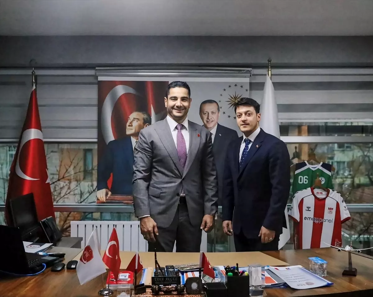 Ozil ve Akgül Buluştu