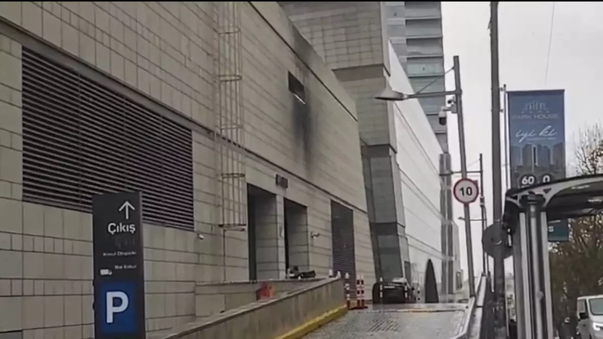 Şişli\'de AVM\'de Yangın: Panik Anları Kaydedildi