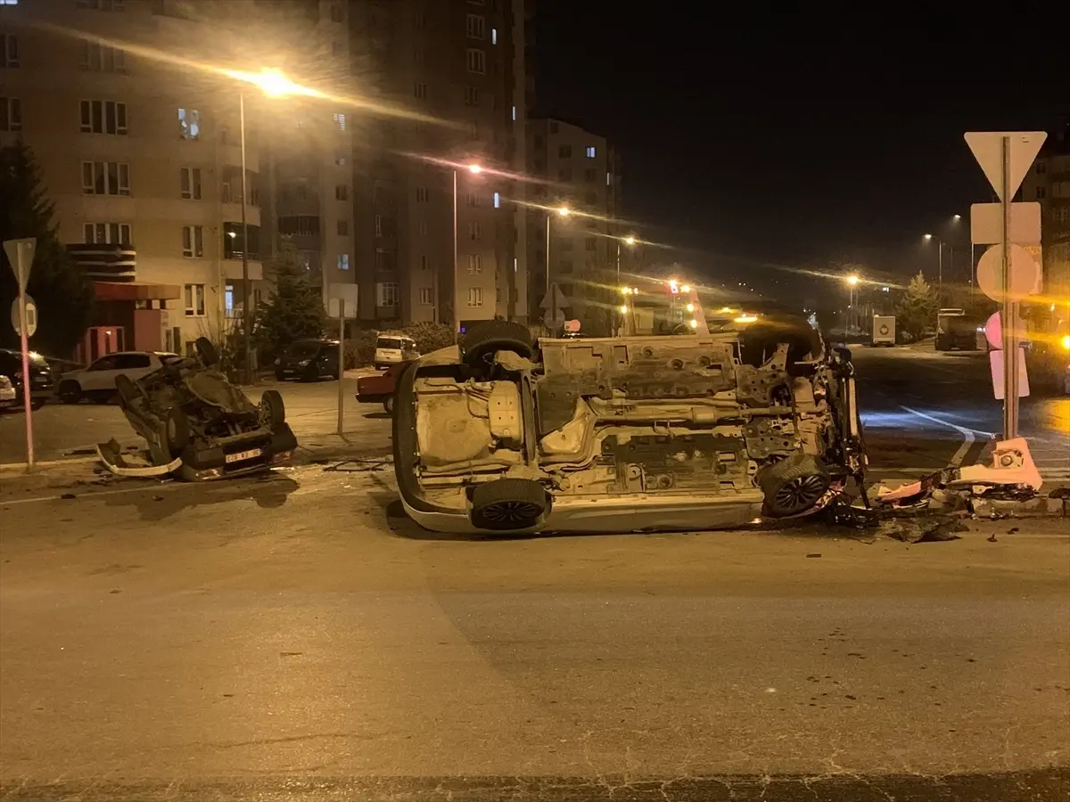 Kayseri\'de Otomobil Çarpışması: 2 Yaralı