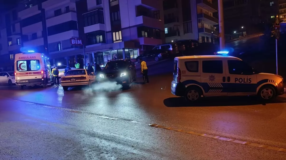 İzmit\'te Trafik Kazası: 2 Yaralı