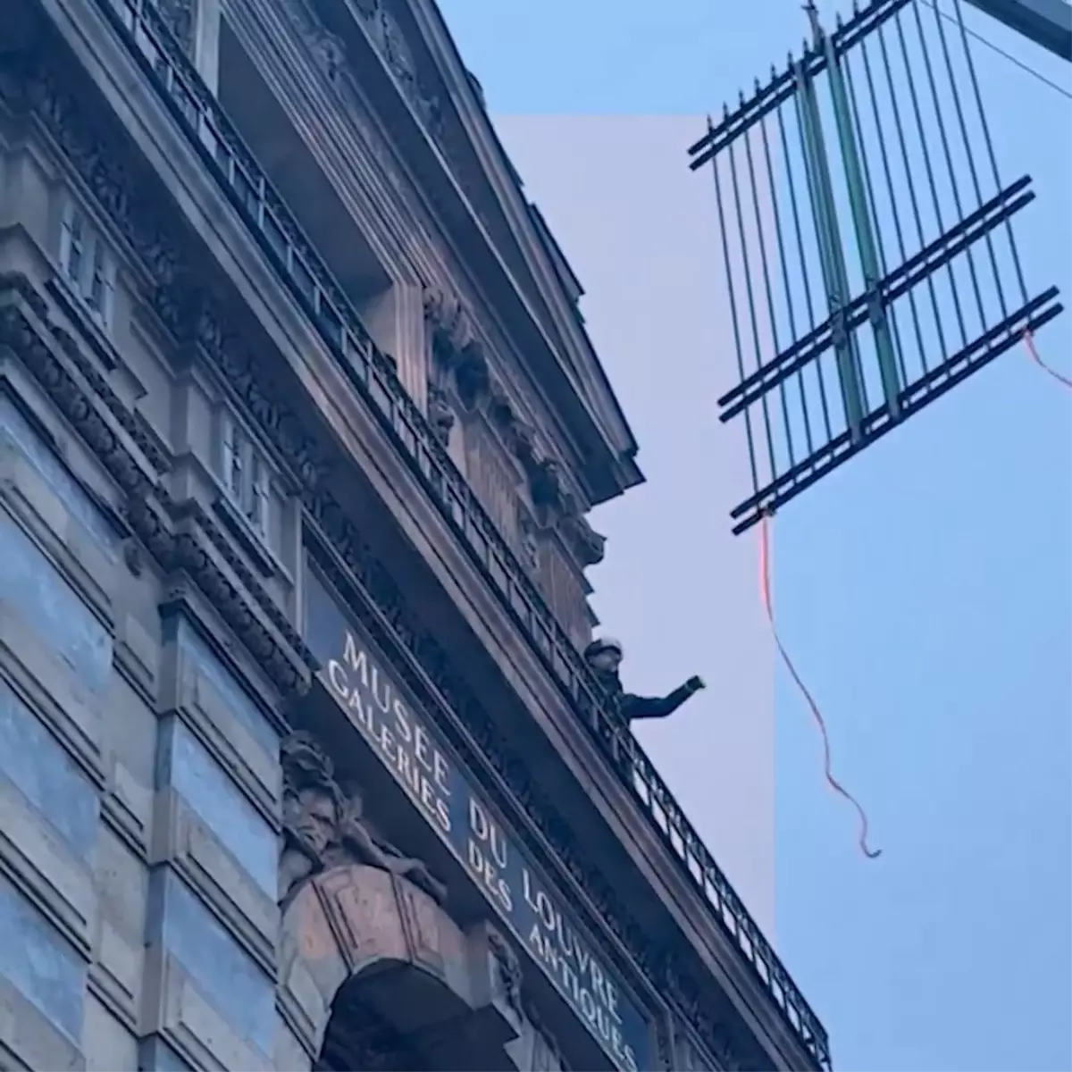 Louvre Müzesi\'nde Güvenlik Önlemleri Artırıldı