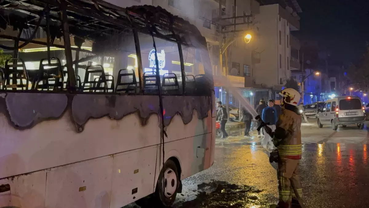 Minibüste çıkan yangın, park halindeki 5 motosiklete sıçradı