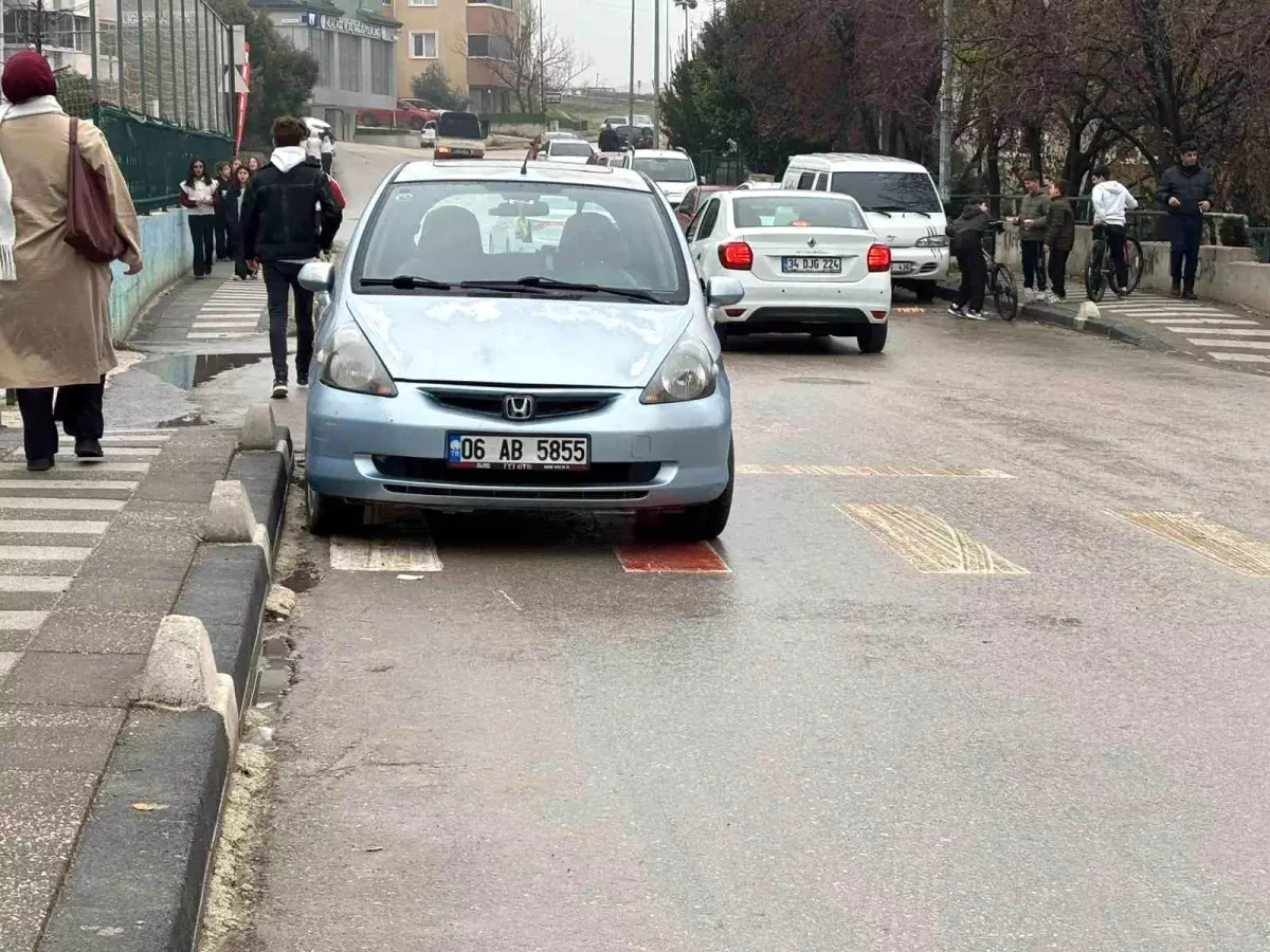 Okul önündeki yaya geçidine park araç tepki topladı