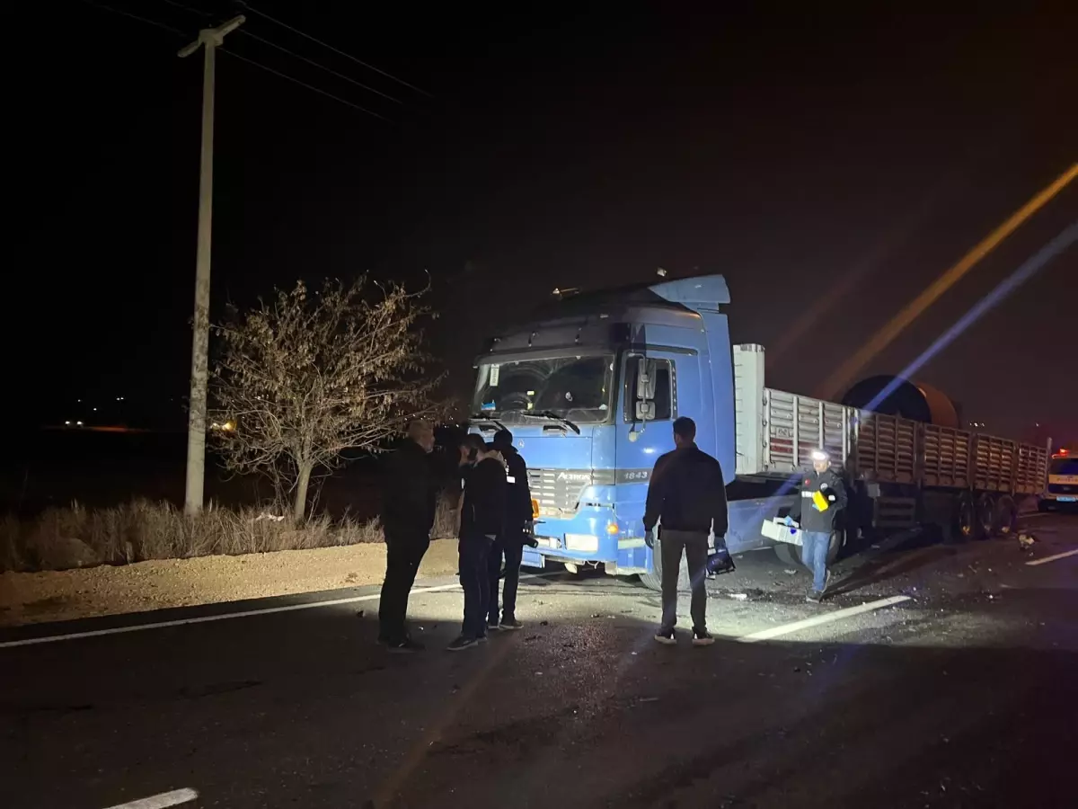 Kilis\'te TIR\'a çarpan otomobilde 2 yaralı