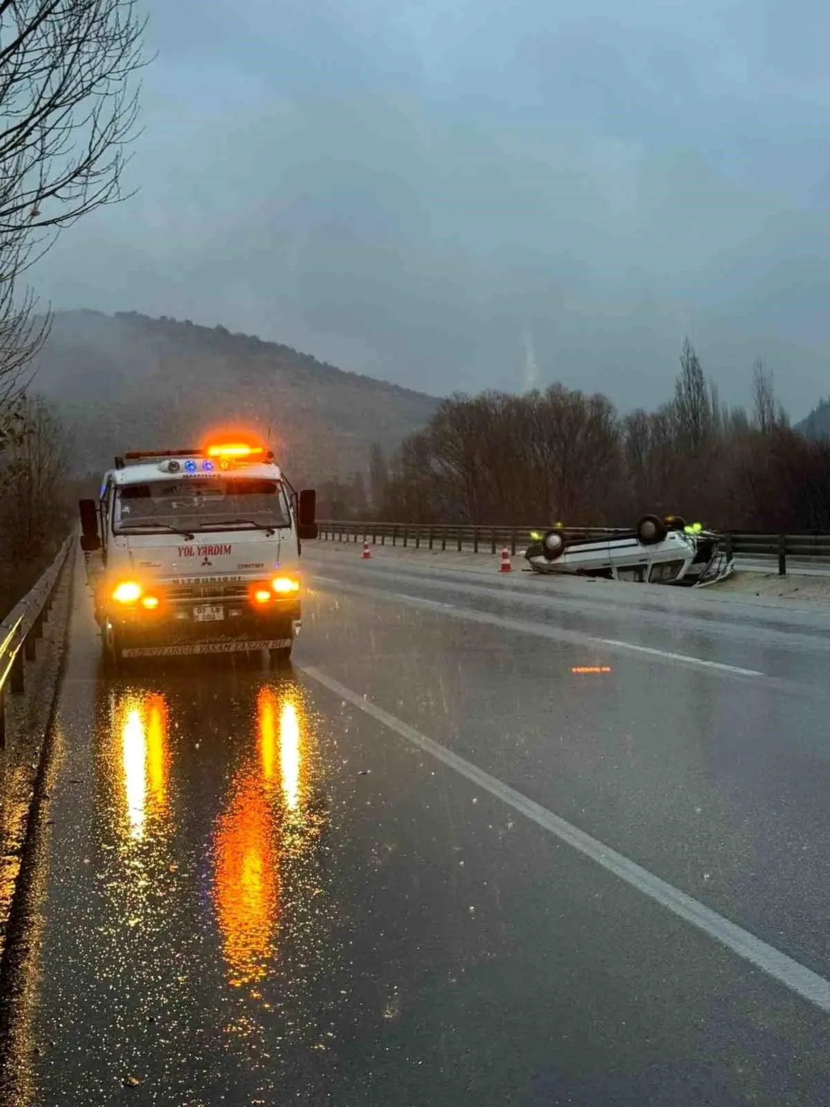 Afyon\'da Trafik Kazası: Sürücü Yaralandı