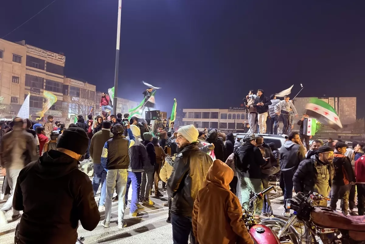 Terör örgütünün saldırıları sonrası Suriyeliler sokağa çıktı