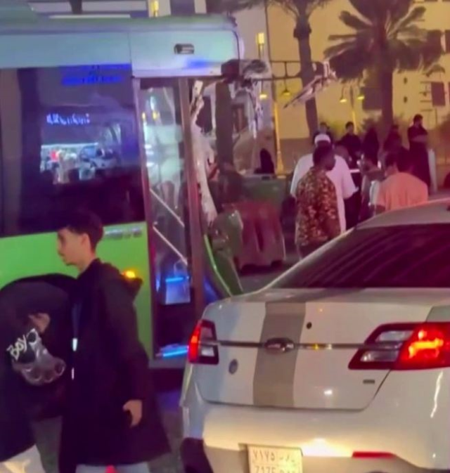 Umre için Mekke'ye giden Türk kafileye otobüs çarptı: Ölü ve yaralılar var