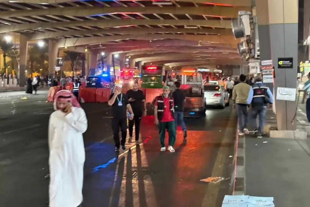 Umre için Mekke\'ye giden Türk kafileye otobüs çarptı: Ölü ve yaralılar var