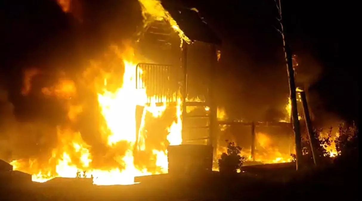 Beylikdüzü\'nde Çocuk Parkı Yangını: 3 Çocuk Yakalandı