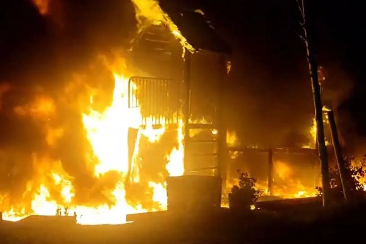 Üşümemek için ateş yaktılar, çocuk parkını küle çevirdiler