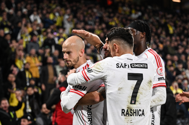 Yılın son derbisinde Beşiktaş, Fenerbahçe'yi 90+1'de yıktı