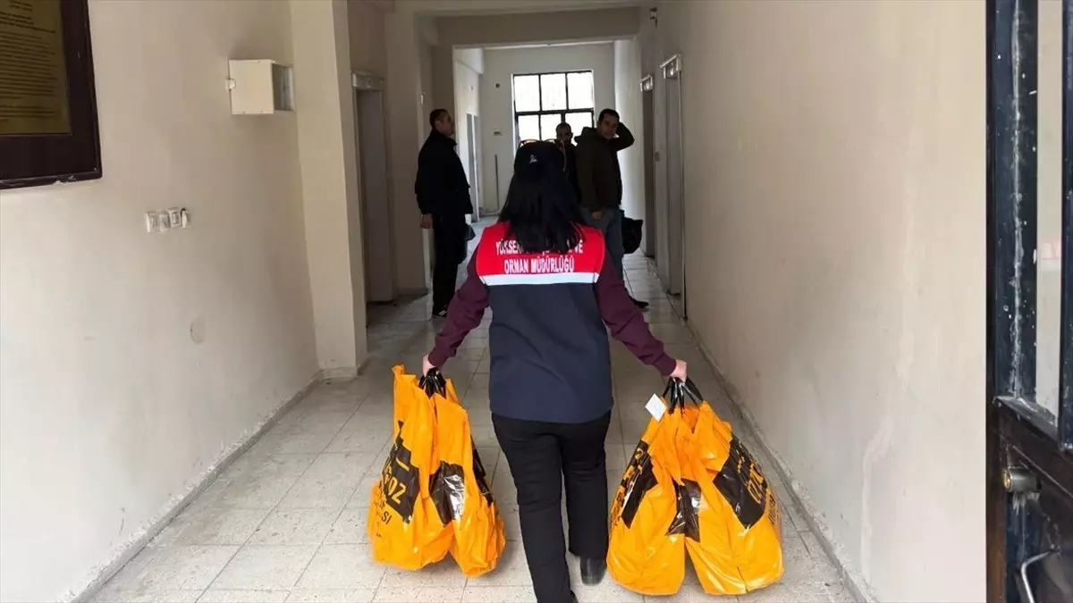 Yüksekova\'da kurumların ve hayırseverlerin desteğiyle köylerdeki öğrencilere giyim yardımı yapıldı