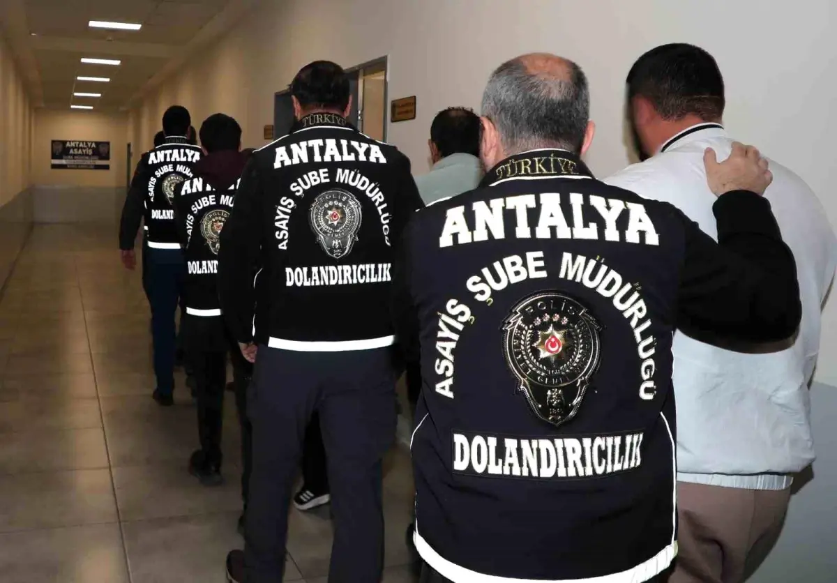 Antalya\'da Dolandırıcılık Operasyonu: 10 Şüpheli Yakalandı